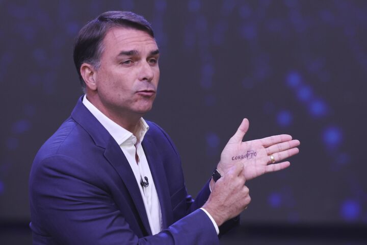 Bolsonaro si esibisce in gesto controverso durante dibattito elettorale, diventa meme virale