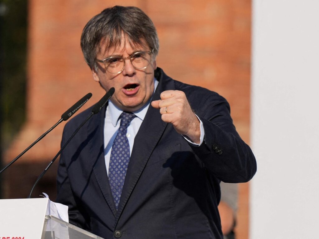 Carles Puigdemont può tornare in Spagna dopo la revoca del mandato d’arresto