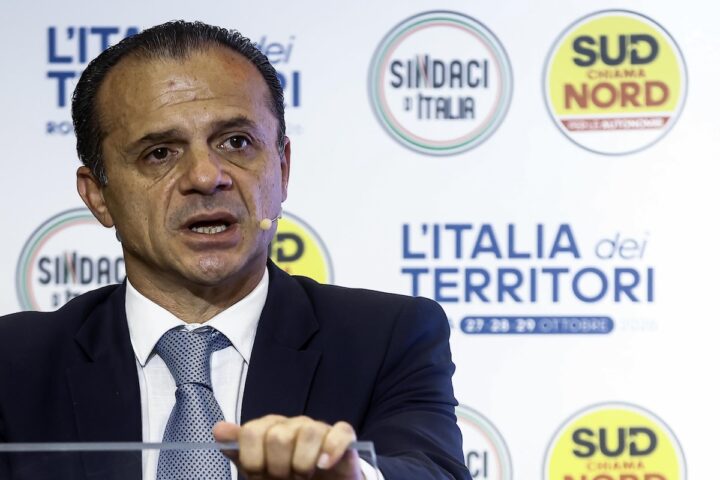 Cateno De Luca prevede elezioni politiche il 9 e 10 maggio 2027 e lancia la candidatura di Renzo Bossi