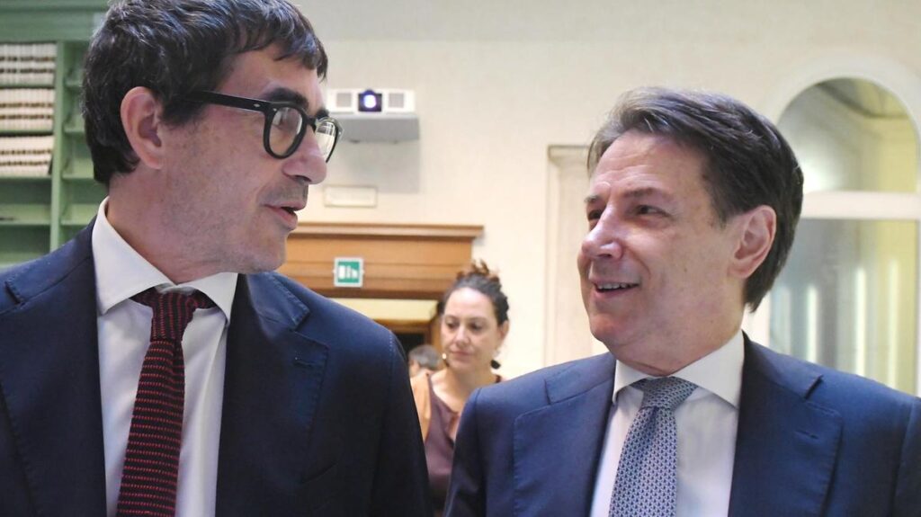 Conte avverte il Pd: "Le primarie non diventino un duello, Schlein garantisce la presenza di Renzi"