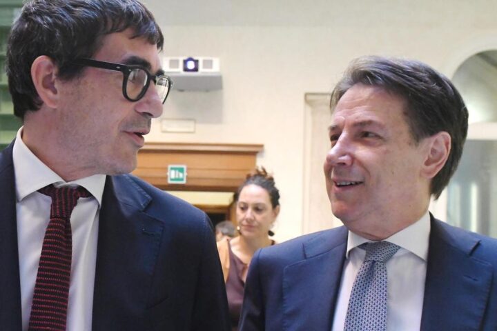 Conte avverte il Pd: "Le primarie non diventino un duello, Schlein garantisce la presenza di Renzi"
