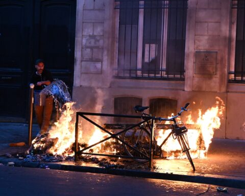 Coprifuoco temporanei a Parigi e in altre città francesi dopo le proteste di sabato