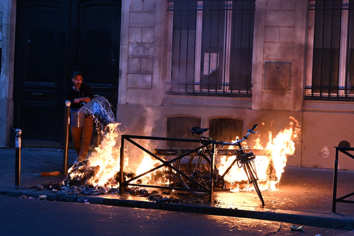 Coprifuoco temporanei a Parigi e in altre città francesi dopo le proteste di sabato