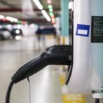 Crisi del costo energetico: chi spende di più tra auto elettrica e a benzina