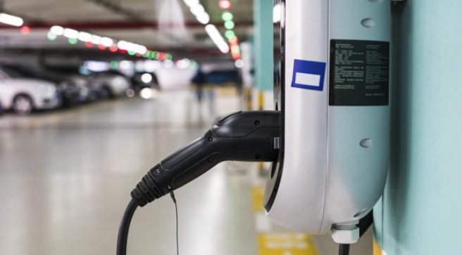 Crisi del costo energetico: chi spende di più tra auto elettrica e a benzina