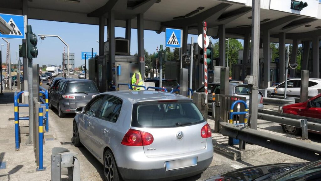 Decade il divieto di retromarcia al casello autostradale in caso di guasto delle barriere