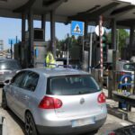Decade il divieto di retromarcia al casello autostradale in caso di guasto delle barriere