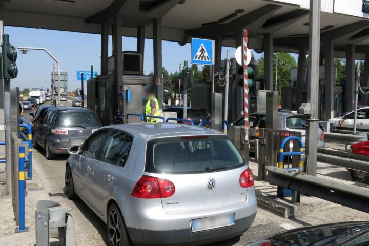 Decade il divieto di retromarcia al casello autostradale in caso di guasto delle barriere