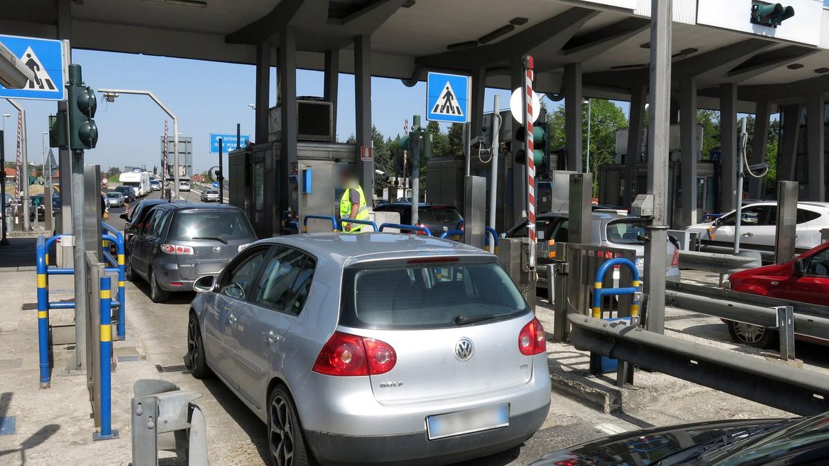 Decade il divieto di retromarcia al casello autostradale in caso di guasto delle barriere