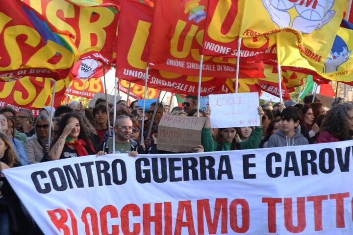 Diecimila manifestanti in strada a Firenze, tensione e bloccaggio del centro storico