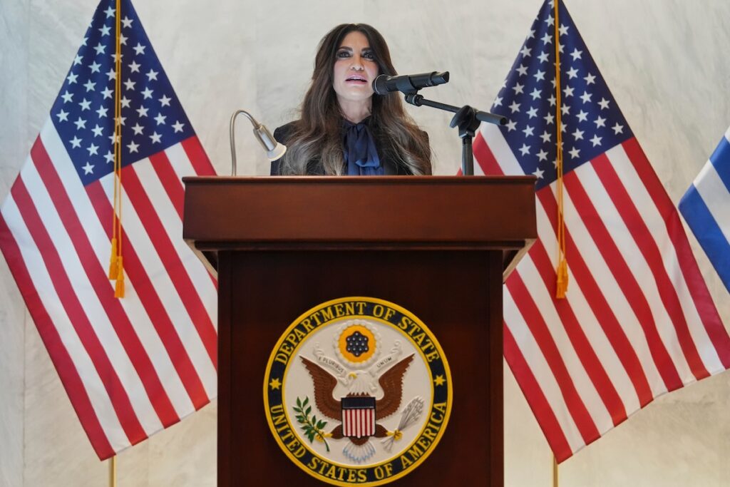 Dimissioni dell'ambasciatrice statunitense in Grecia, Kimberly Guilfoyle, accusata di corruzione