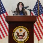 Dimissioni dell'ambasciatrice statunitense in Grecia, Kimberly Guilfoyle, accusata di corruzione