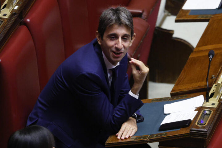 Donzelli e Costa sorveglianti sui voti, Cuperlo commenta l'apertura di un hotel a Botteghe Oscure