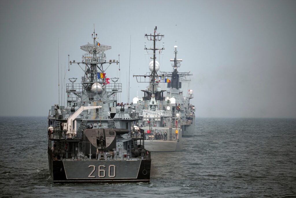 Due navi cisterna colpite da droni nel mar Nero vicino alla Romania, sette dispersi