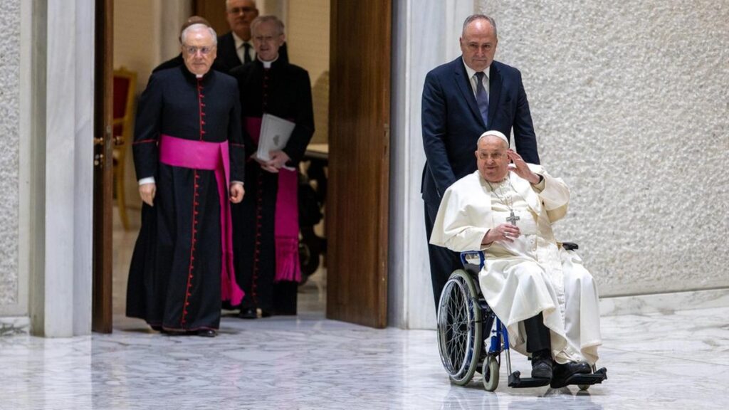 Due Papi a confronto: Leone XIV abbraccia la scienza, Bergoglio restio alle cure mediche