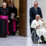 Due Papi a confronto: Leone XIV abbraccia la scienza, Bergoglio restio alle cure mediche