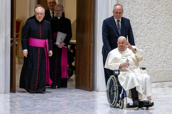 Due Papi a confronto: Leone XIV abbraccia la scienza, Bergoglio restio alle cure mediche