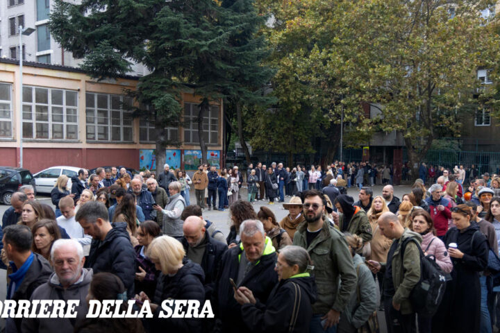Elezioni in Serbia: affluenza record e studenti sfidano il partito di Vučić