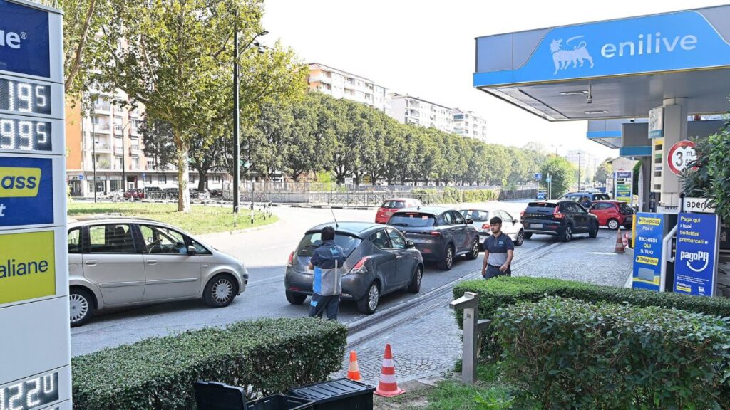 Eni riduce il prezzo del diesel a 2,21 euro, Meloni spinge per il ripristino del price cap