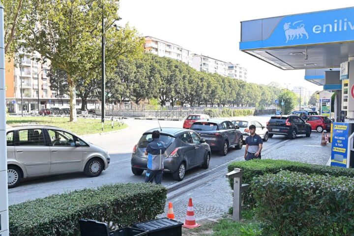Eni riduce il prezzo del diesel a 2,21 euro, Meloni spinge per il ripristino del price cap