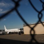 Espulsioni di migranti dagli Stati Uniti verso paesi sconosciuti si intensificano con decisione della Corte Suprema