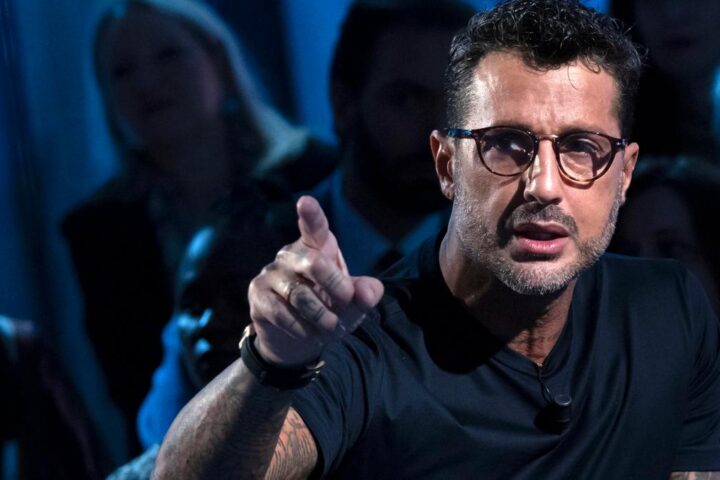 Fabrizio Corona aggredito e rapinato da sei uomini a Milano: cacciavite e furto di gioielli