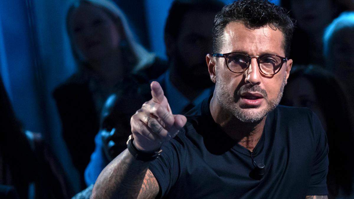 Fabrizio Corona aggredito e rapinato da sei uomini a Milano: cacciavite e furto di gioielli