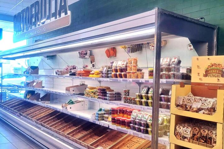 Farmacie a rischio paralisi in Campania: scorte alimentari esaurite dopo blocco autotrasportatori