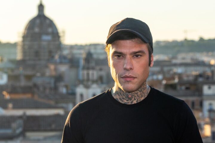 Fedez accusato di aggressione da quattro giovani a Milano, incidente avvenuto il 16 ottobre fuori dal The Club