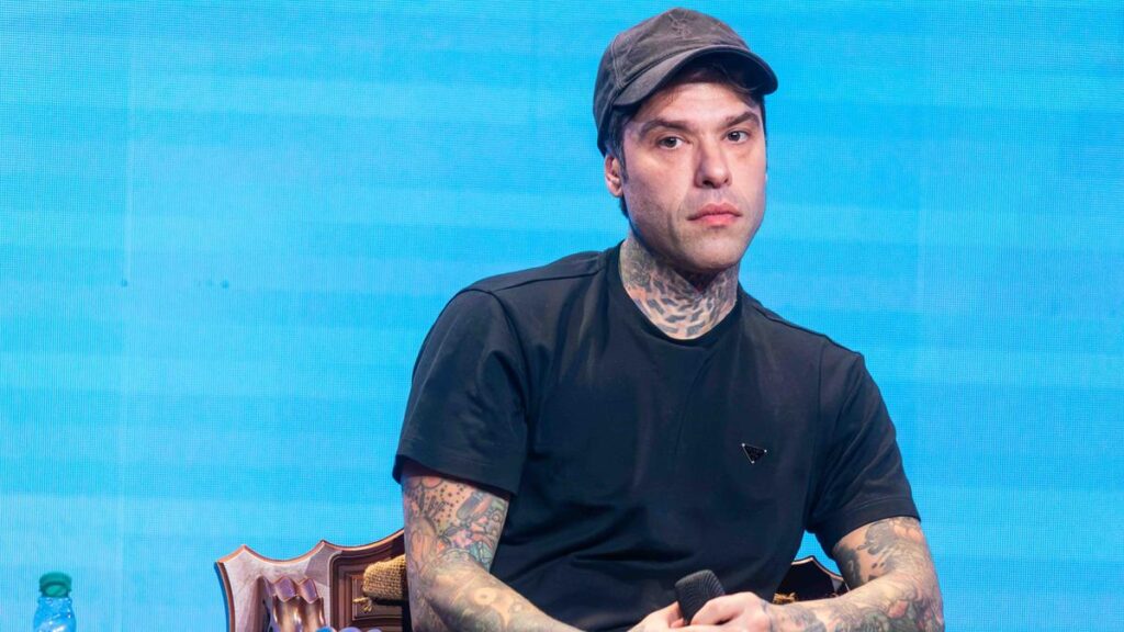 Fedez aggredito da buttafuori in un club di Milano dopo una foto scattata da un cameriere