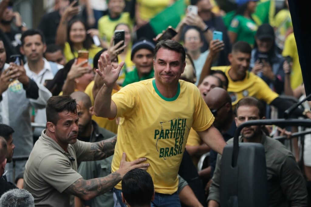 Flávio Bolsonaro fugge negli Stati Uniti dopo la sconfitta nelle elezioni presidenziali in Brasile