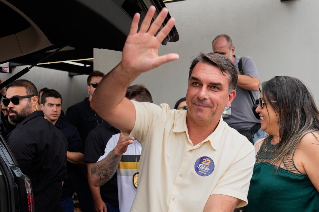 Flávio Bolsonaro potrebbe essere fuggito all'estero dopo il ballottaggio presidenziale brasiliano