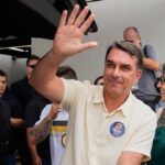 Flávio Bolsonaro potrebbe essere fuggito all'estero dopo il ballottaggio presidenziale brasiliano