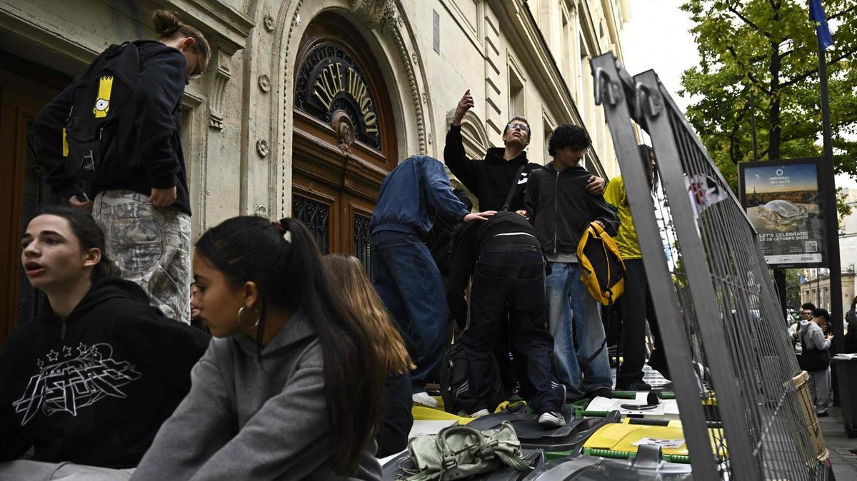 Francia, sabato di proteste: rischi di violenza e intervento delle forze dell'ordine