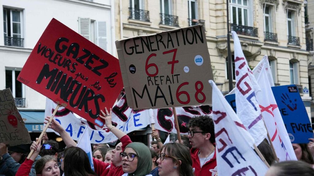 Francia, studenti in protesta contro il divieto degli smartphone a scuola