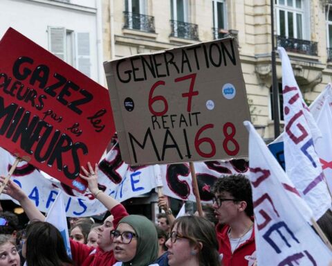 Francia, studenti in protesta contro il divieto degli smartphone a scuola
