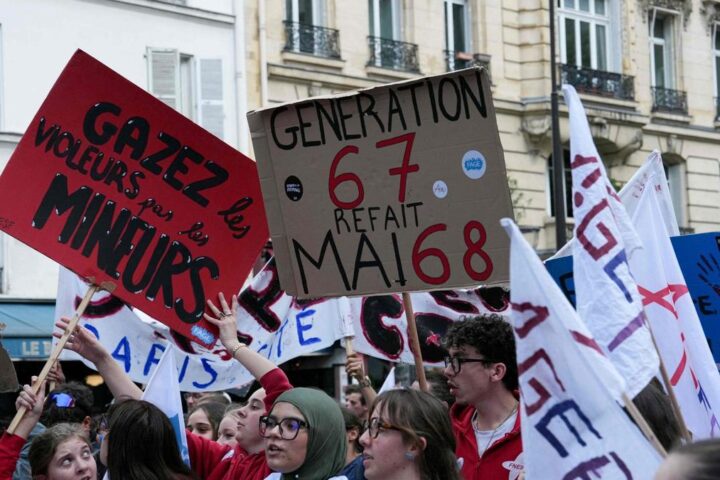 Francia, studenti in protesta contro il divieto degli smartphone a scuola