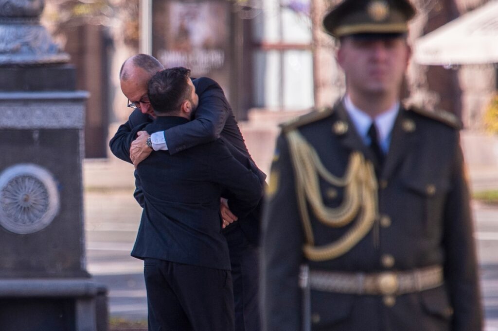 Friedrich Merz in visita a Kyiv mentre la Russia bombarda il Ponte Nord per il secondo giorno consecutivo
