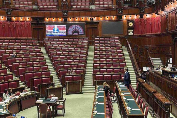 Giorgetti parla di scostamento di bilancio in aula deserta: la necessità di prudenza per difesa ed energia