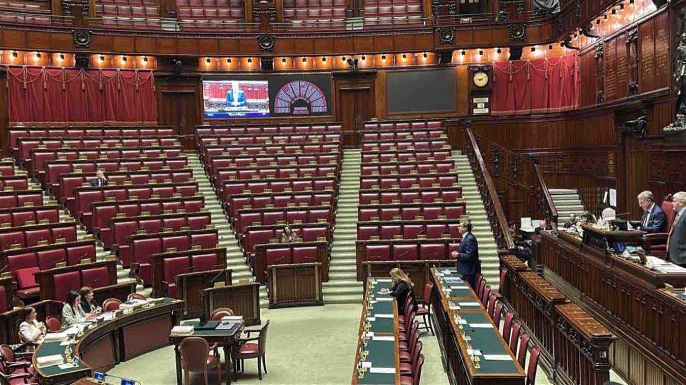 Giorgetti parla di scostamento di bilancio in aula deserta: la necessità di prudenza per difesa ed energia
