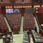 Giorgetti presenta il dpfp in una Camera quasi vuota, risoluzione sullo scostamento approvata