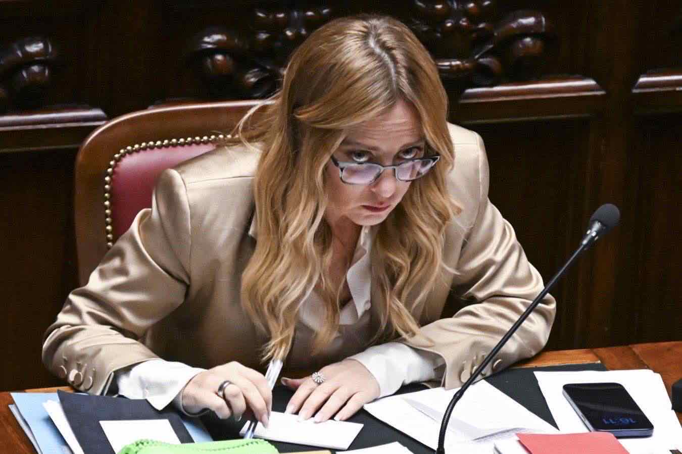 Giorgia Meloni rifiuta di firmare il Dpcm per un miliardo ai magistrati: «Mandino pure un commissario»