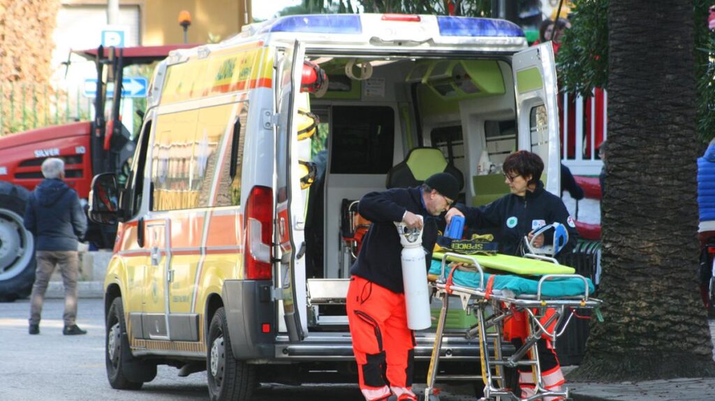 Giovane di 23 anni in gravi condizioni dopo caduta dal tettuccio di un'auto in movimento a Treviso