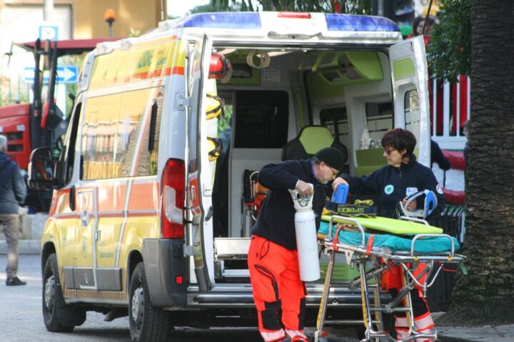 Giovane di 23 anni in gravi condizioni dopo caduta dal tettuccio di un'auto in movimento a Treviso