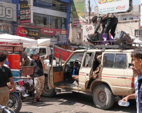Gli Houthi lanciano missili contro il governo yemenita ad Aden, causando la morte di due guardie