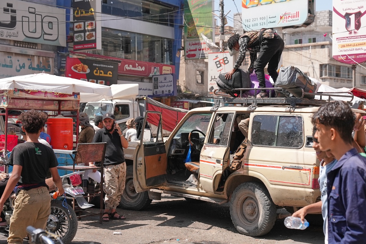 Gli Houthi lanciano missili contro il governo yemenita ad Aden, causando la morte di due guardie
