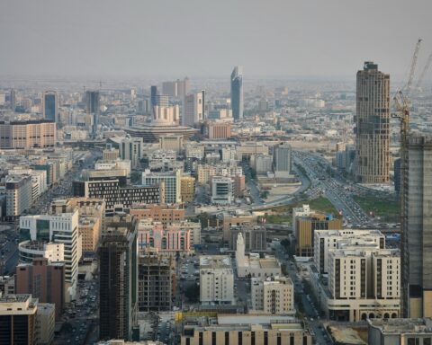 Gli Stati Uniti ordinano l'uscita di personale diplomatico non essenziale da Riyad dopo attacchi degli Houthi