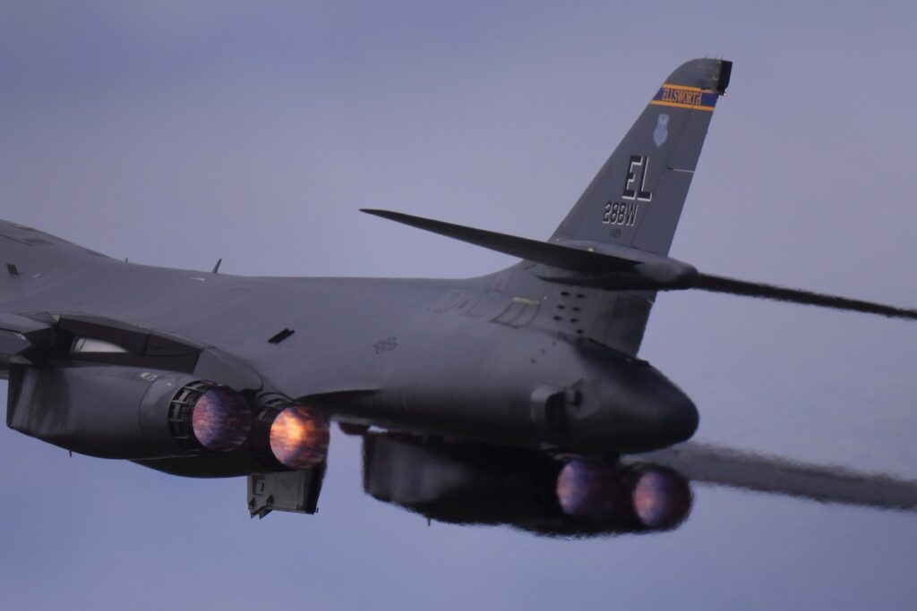 Gli Stati Uniti ritirano i bombardieri dalla base di Fairford dopo arresti per presunto attacco