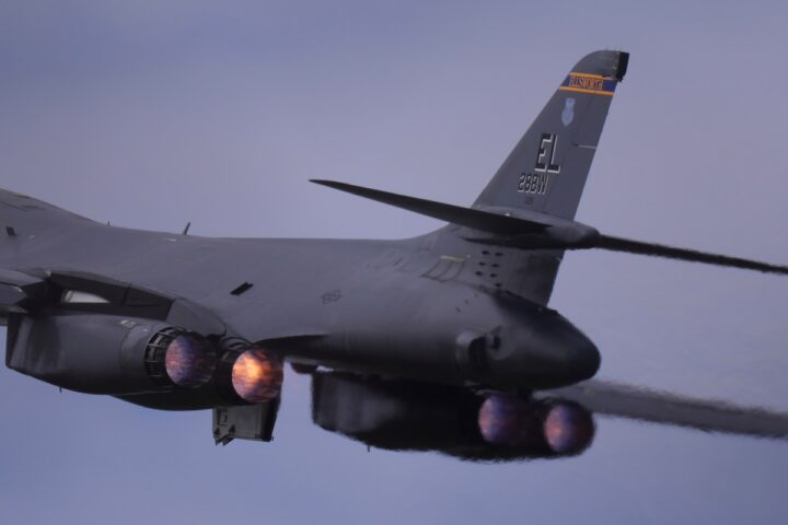 Gli Stati Uniti ritirano i bombardieri dalla base di Fairford dopo arresti per presunto attacco