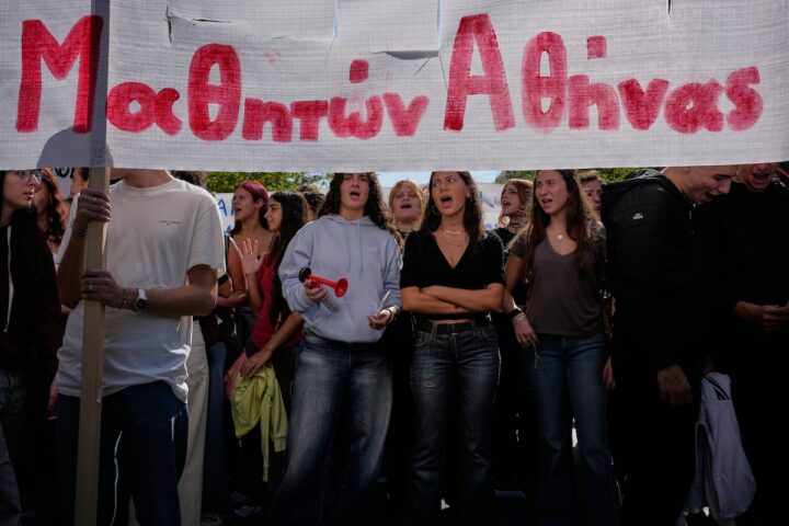 Gli studenti greci si uniscono alle proteste per migliorare le condizioni scolastiche e il costo della vita